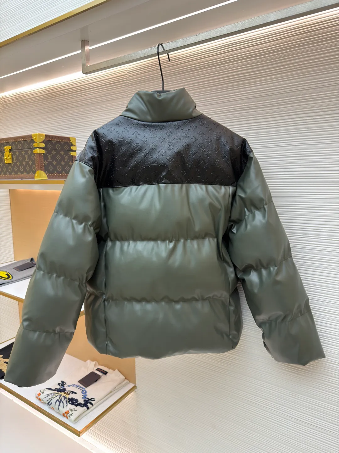 LOUIS VUITTON embossed splicing down jacket ●Original version: purchased and developed at 39599 ●Item number: 1682246-D35 ●Fabric: cotton fabric ●Technology: embossed production ●Version: fitted version ●Weight: about 1455 grams ●Size: 46-48-50-52 ●Description: This Louis Vuitton color-blocked down jacket is made with high-end craftsmanship. The main body of the jacket is made of high-grade artificial leather with a matte texture. It has been treated with water-repellent treatment and softened and polished multiple times. It has a delicate touch and is wrinkle-resistant. The shoulders and collar are spliced with black leather embossed with the classic Monogram pattern. The embossing process is hot-pressed with a precise temperature-controlled mold. The pattern has a uniform depth and a three-dimensional outline, restoring the brand's iconic elements. The filling layer adopts the golden ratio of 90% white goose down and 10% feathers. It is manually filled through the divided down filling process. The amount of down in each grid is precisely controlled to ensure that the warmth and fluffiness are evenly distributed. The metal zipper is made of custom-made brass and has been treated with gold-plated anti-oxidation treatment. The zipper teeth have high tightness and smooth pulling. The neckline is cut with a stand-up collar, which is fixed with three-dimensional stitching technology. The overall stitching adopts double-needle overlocking technology. The stitching is fine and flat, taking into account durability and light luxury texture. The details show the brand's ingenious craftsmanship. The overall wiring is straight and delicate, the fabric is comfortable and soft, and the color is consistent without color difference. It can be matched with the same style to create a fashionable look and control various occasions. Customized accessories, complete with three standards, same style for men and women!